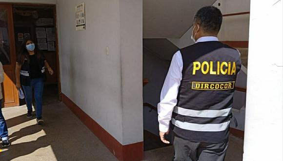 Fiscalia anticorrupción y la policía de Dircocor intervinieron oficinas de la Municipalidad Provincial de Tacna tras denuncia por contratación irregular.
