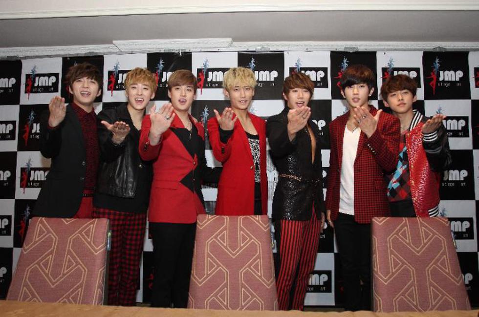 FOTOS: Fanáticas de U-Kiss se congregan en exteriores del Sheraton