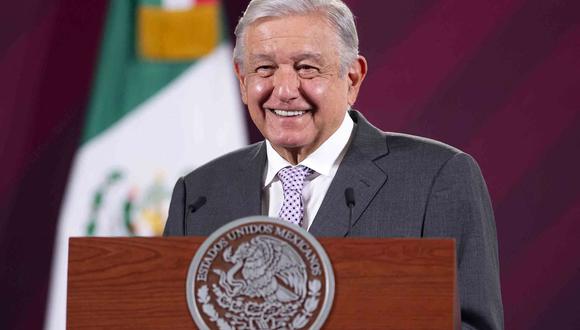 El presidente de México, Andrés Manuel López Obrador, sonriendo durante una conferencia de prensa en la Ciudad de México, el 22 de febrero de 2023.  (Foto por Presidencia de México / AFP)