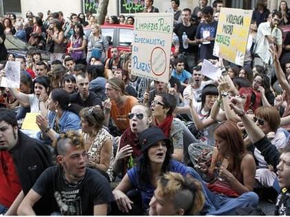 Movimiento "indignados" de Madrid acuerda permanecer en la Puerta del Sol