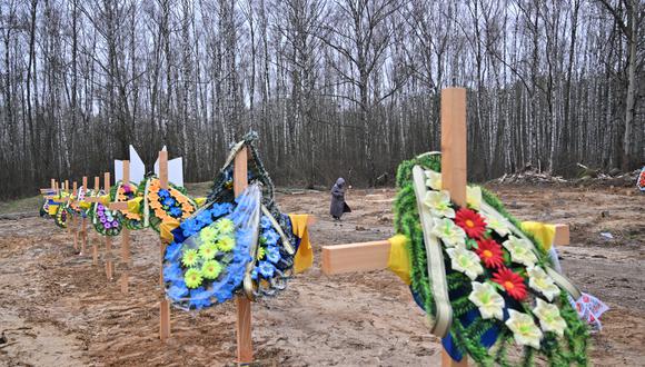 Un residente busca las tumbas de sus familiares en un cementerio de Chernigiv, en el norte de Ucrania, el 5 de abril de 2022. (Foto: Sergei SUPINSKY / AFP)