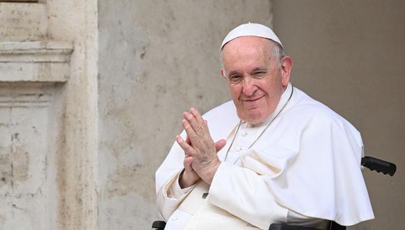 El Papa Francisco, sentado en una silla de ruedas después de un tratamiento en la rodilla, preside el encuentro "El Cortile dei Bambini" (El Patio de los Niños) con niños provenientes de toda Italia, el 4 de junio de 2022 en el patio de San Dámaso en el Vaticano. (Foto de Tiziana FABI / AFP)