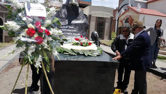 Develan mausoleo del escritor Arturo Peralta "Gamaliel Churata"  