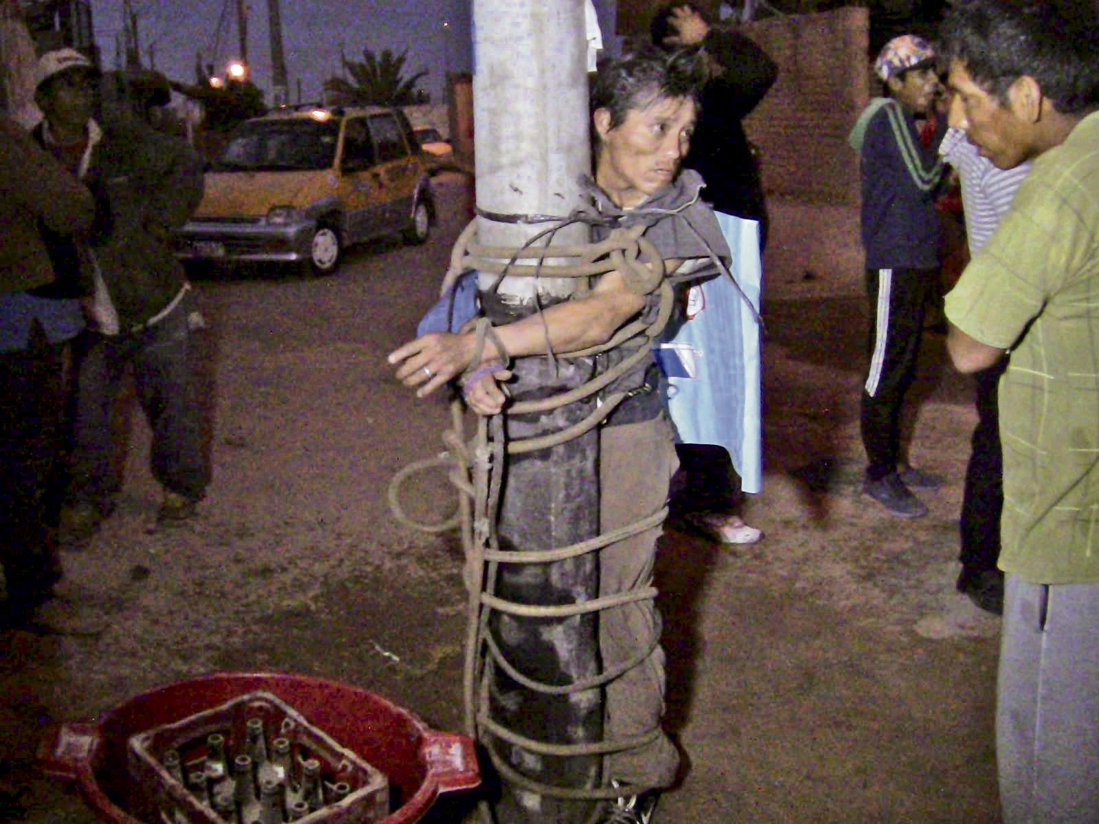 Golpean, bañan y amarran a poste a ladrón