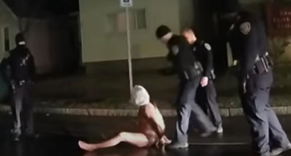 El video recién obtenido por la familia, filmado por cámaras colocadas en la vestimenta de los agentes, muestra a Daniel Prude totalmente desnudo y desarmado. (Captura de video/YouTube).