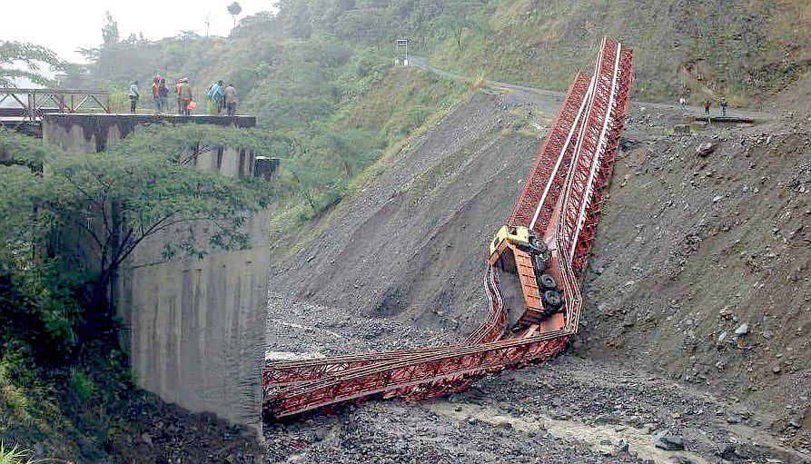Puente no resiste paso de camión y colapsa en Cusco (FOTOS)