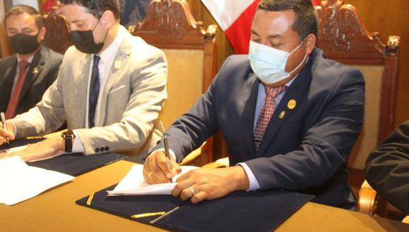 El alcalde José Ruiz firmó acta de compromiso con sus homólogos de cantones de Moravia y Montes de Oca.