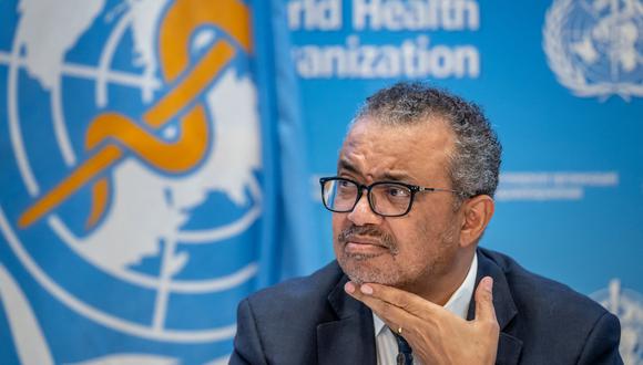 El director general de la OMS, Tedros Adhanom Ghebreyesus, gesticula durante una conferencia de prensa en la sede de la Organización Mundial de la Salud en Ginebra, el 14 de diciembre de 2022. (Foto de Fabrice COFFRINI / AFP)