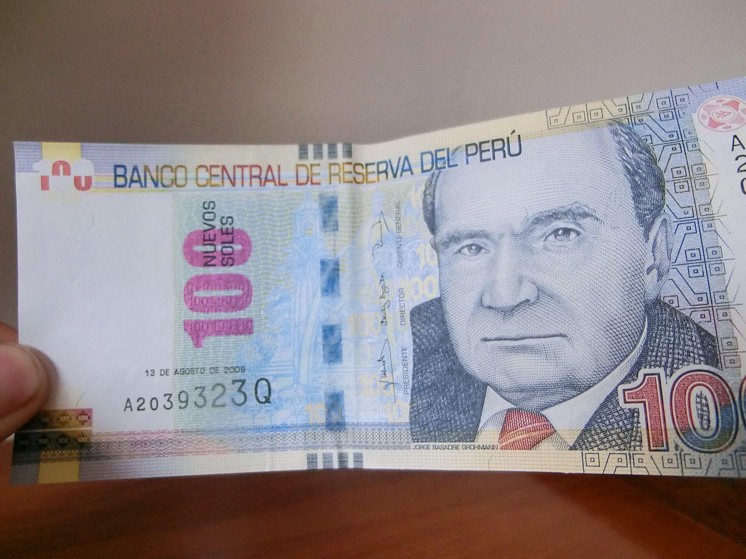 Comerciante intenta engañar a cliente con billete falso de cien soles pero se arrepiente 