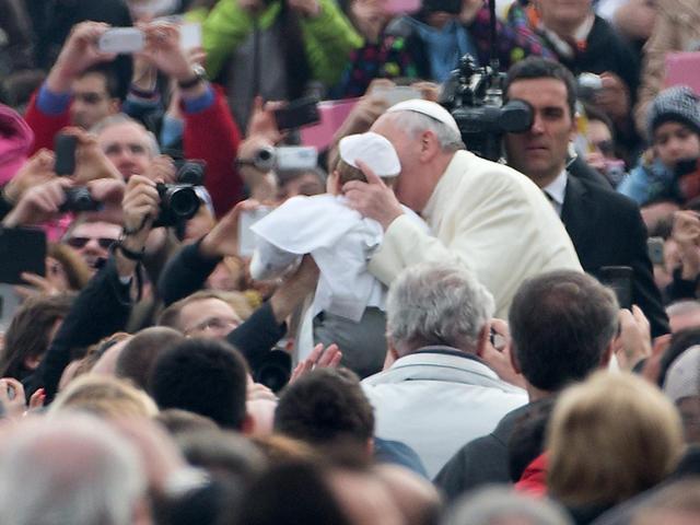 Papa Francisco cargó y besó a niño vestido como él