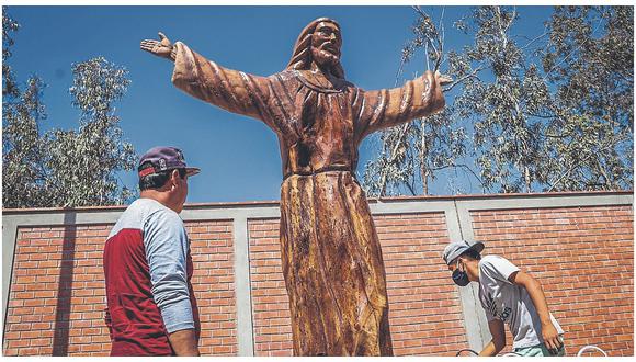 Piura: En un añejo ficus tallan una artística escultura del Cristo Redentor en la ciudad de Catacaos (FOTOS)