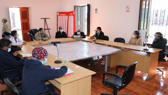 La reunión fue encabezado por el presidente del Comando Covid-19 San Román, Juan Ismael Mamani Huarsaya. (Foto: Hugo Supo)