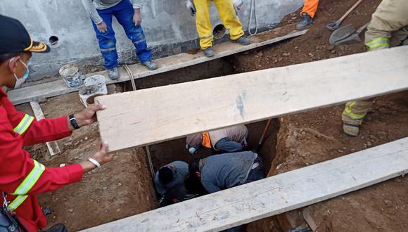 Obreros y bomberos hicieron esfuerzos vanos para tratar de sacar al trabajador que fue sepultado en un hoyo