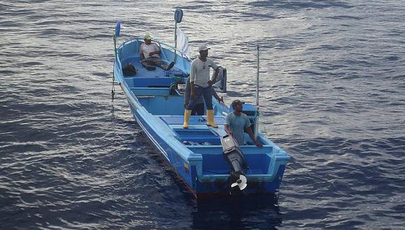 Rescatan a 4 náufragos tras permanecer un mes a la deriva en el Pacífico