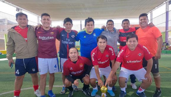 Integrantes de Productoras FC alzaron la copa del torneo. (Foto: Difusión)