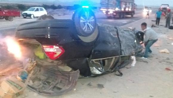 Áncash: Una mujer falleció y otros tres integrantes de su familia resultaron heridos al volcar el auto en el que viajaban de Piura a Lima para llevar a uno de sus integrantes a una cita médica