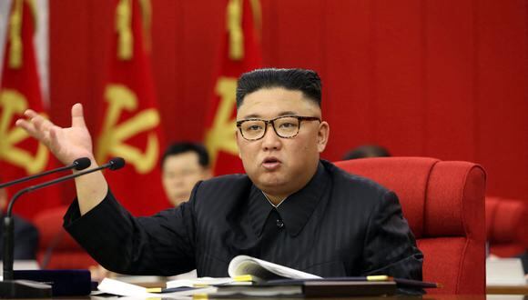 En la tercera jornada de la sesión plenaria del partido, Kim Jong-un también firmó una “orden especial” dirigida a mejorar las condiciones de vida en el país, lo que constituye el “punto principal” de la reunión. (Foto: STR / KCNA VIA KNS / AFP)