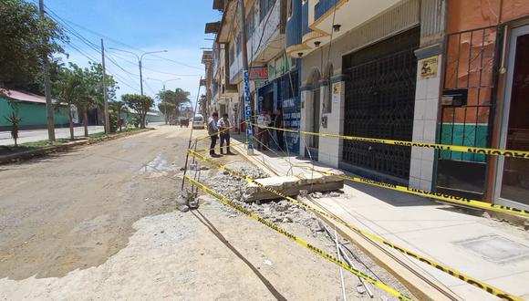 Un trozo de cemento y fierro de la azotea cayó en plena calle mientras los cables quedaron tirados en la vereda