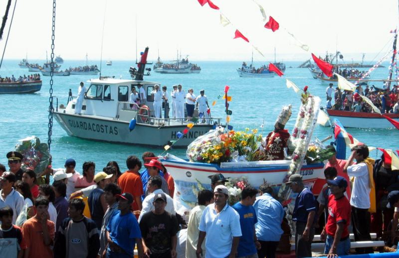 Pescadores celebran con procesión en el mar