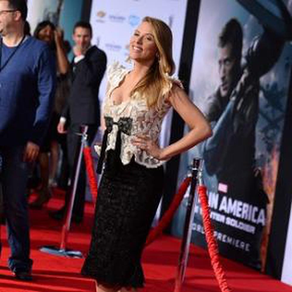Scarlett Johansson muestra su embarazo en premier de "Capitán América: el soldado de invierno" (FOTOS)