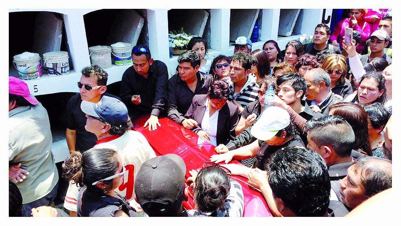 Chimbote: Multitud da el último adiós a dos “Ponchys” (VIDEO Y FOTOS) 