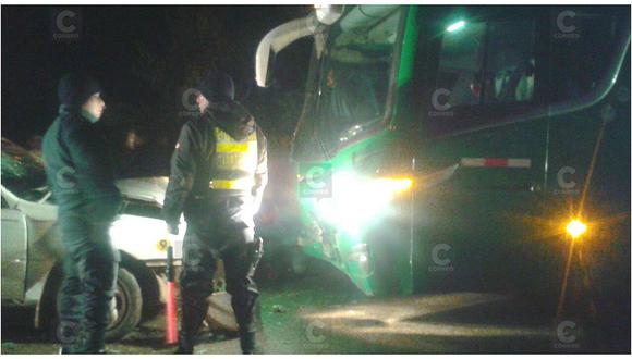 Chofer estrella su unidad contra bus y dos personas quedan heridas