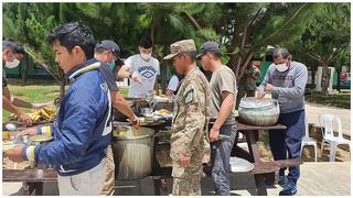 La Libertad: Luis Cordero participa en la preparación de almuerzo para militares (VIDEO)