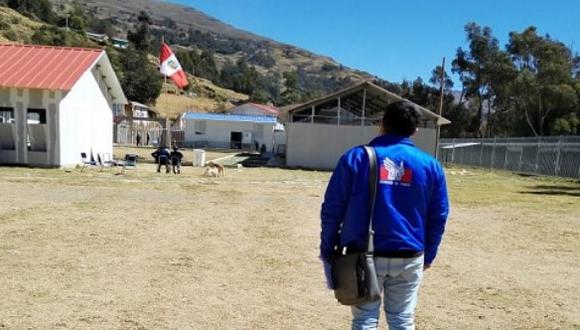 Supervisión   Personal de la Defensoría del Pueblo en Huánuco visitó colegio ubicado en localidad de provincia de Yarowilca/ Foto: Cortesía