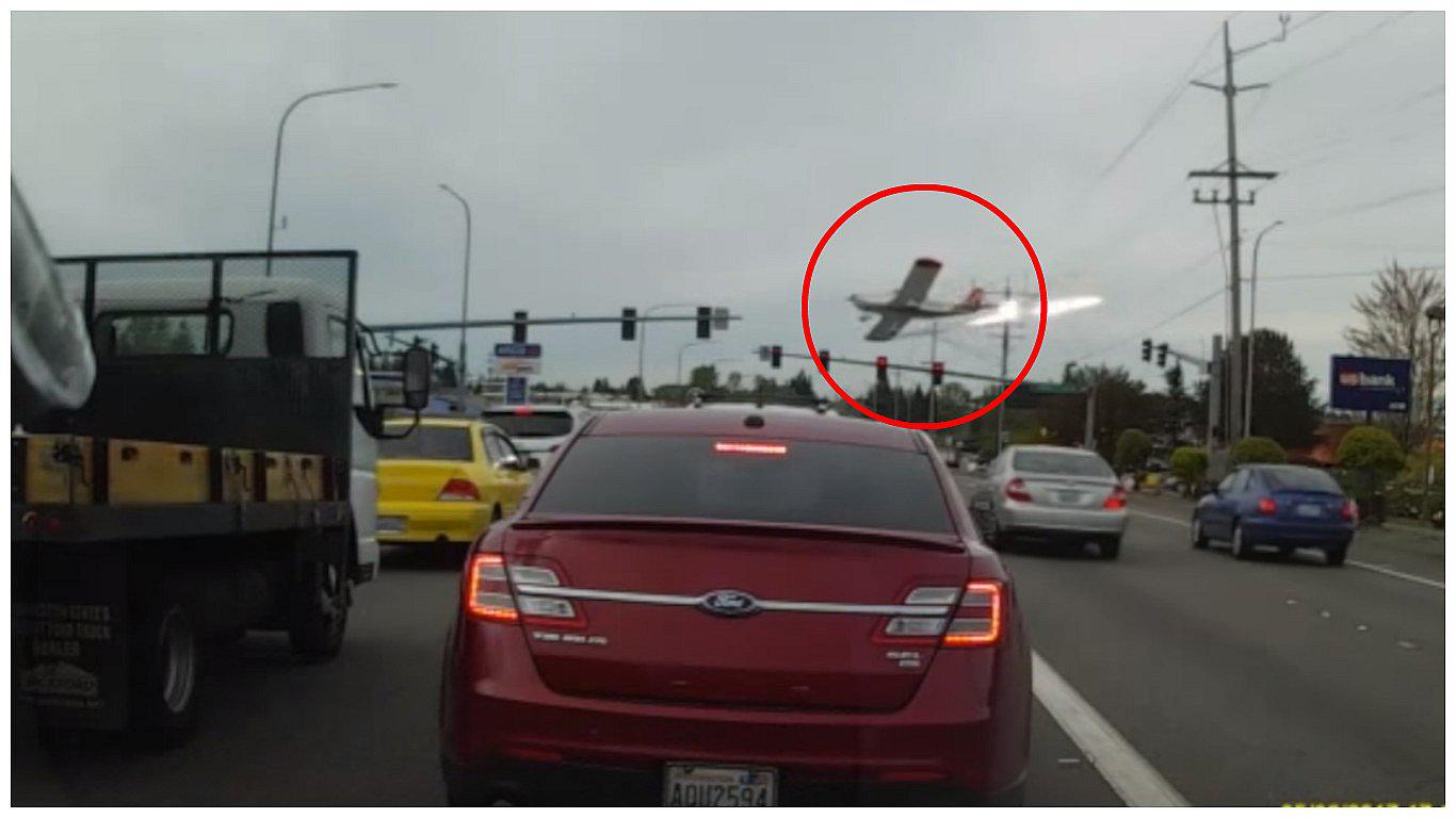 El preciso momento en que una avioneta se estrella en una carretera de EE.UU. [VIDEO]