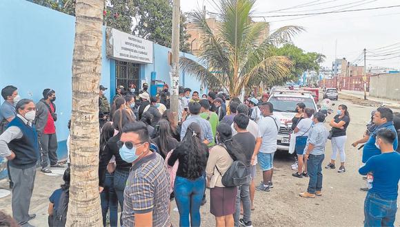 Familiares de fallecidos en canal Taymi violentan portón del Instituto de Medicina Legal por no cumplir hora señalada.
