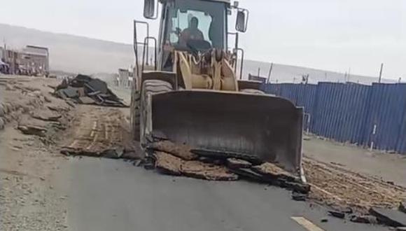 Con un cargador frontal se retiró el asfalto de la vía para volver a construir en el mismo sitio mediante una nueva obra. (Foto: Captura)