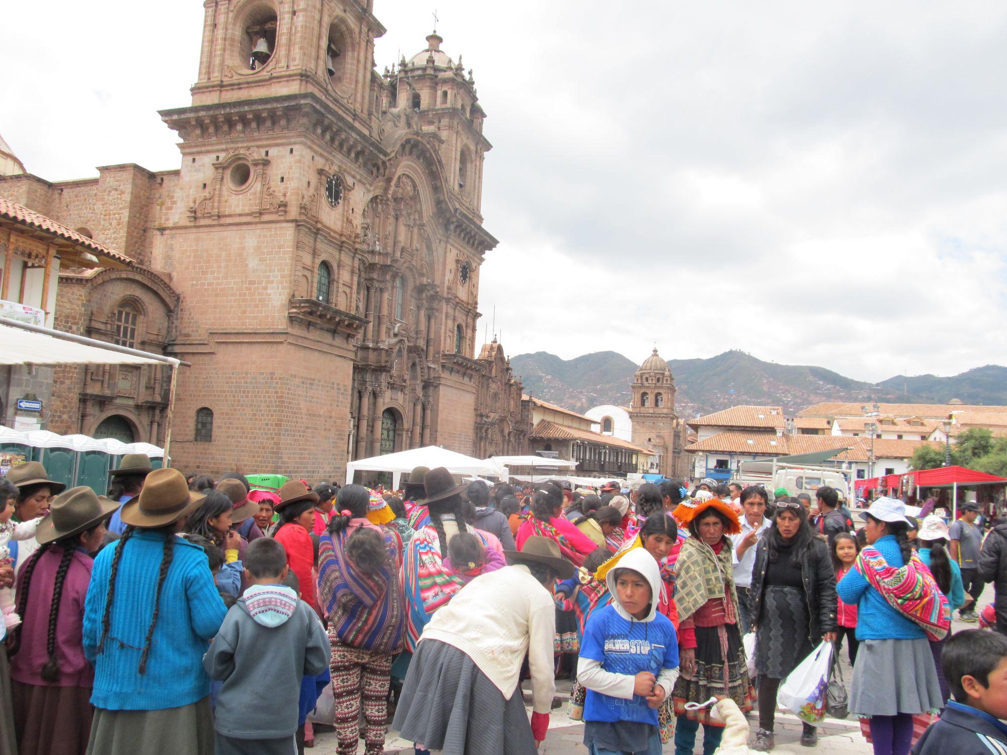 Cusco: Más de 50 mil personas asistieron al Santurantikuy