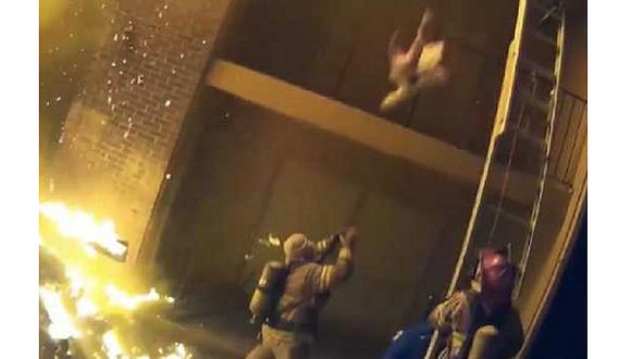 Bombero atrapa a niña que cayó desde balcón en incendio (VIDEO)