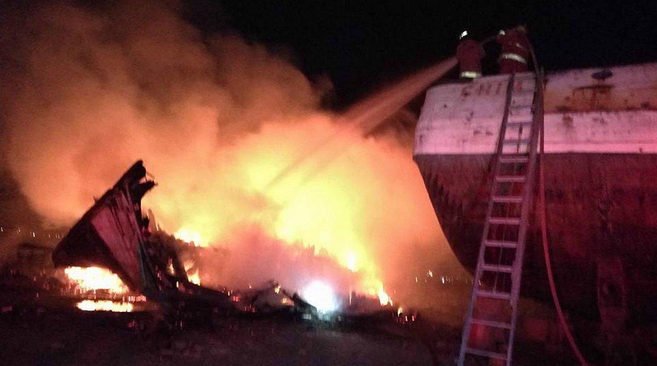Chimbote: Fuego consume embarcación abandonada frente al muelle
