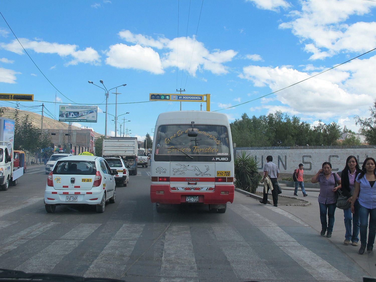 Manejar un vehículo con una sola mano se multa con 316 soles 