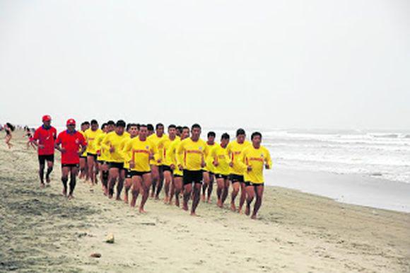 Entrenan a 35 efectivos policiales para ser salvavidas 