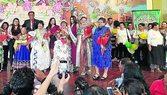 Candidatas a Reina del Adulto Mayor en Hunter se lucieron con trajes reciclados