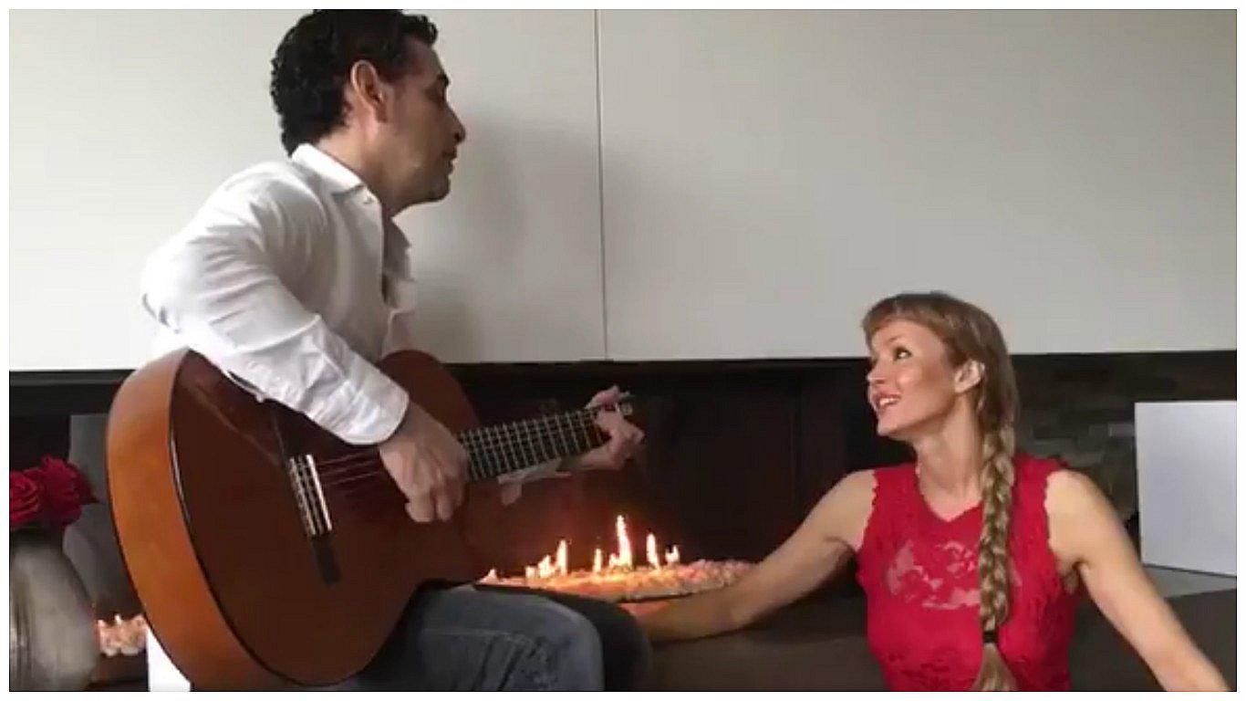​San Valentín: Juan Diego Florez canta romántico tema junto a su esposa (VIDEO)