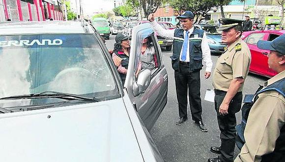 En Bustamante y Rivero incautan vehículos que se vendían en la vía pública