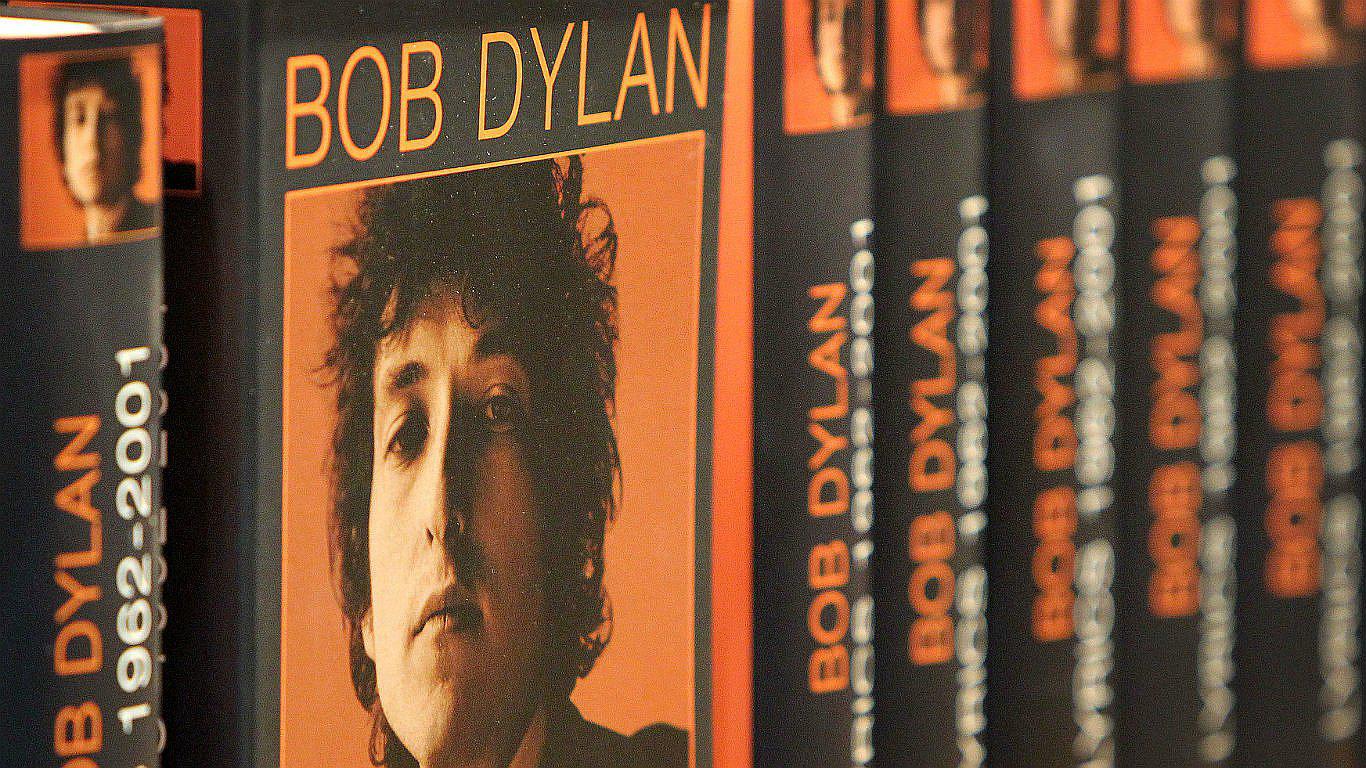 Bob Dylan reconoce el Nobel en su página web y después rectifica