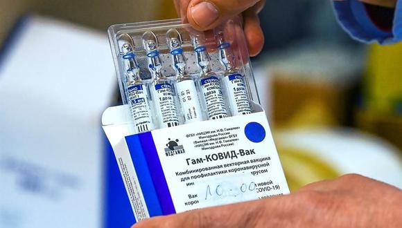 Hasta ahora, Rusia solo envió pequeñas cantidades de su vacuna al extranjero porque no puede producir suficientes y quiere dar prioridad a la población rusa. (Foto: EFE/EPA/GEORGI LICOVSKI).