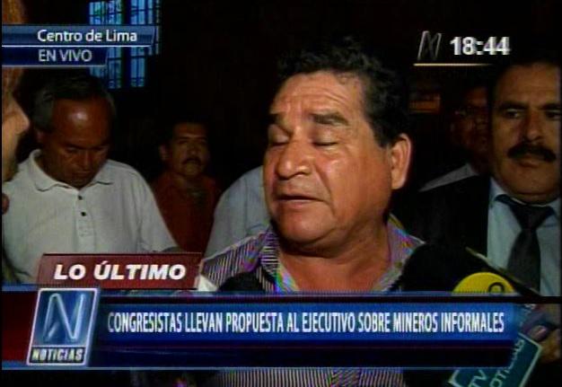 Congresista "Comeoro" Amado Romero ahora aboga por mineros informales