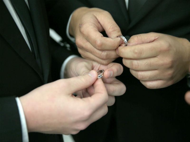 Hombre gay busca a mujer lesbiana para casarse