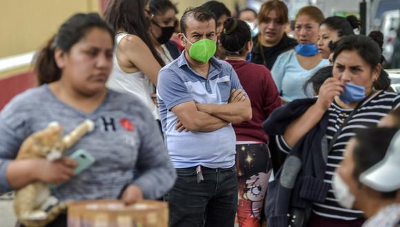Los familiares de un paciente esperan afuera del Hospital General en la Ciudad de México, en medio de la nueva pandemia de coronavirus. (Foto: AFP/PEDRO PARDO)