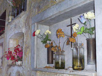 Peligro con floreros de cementerio