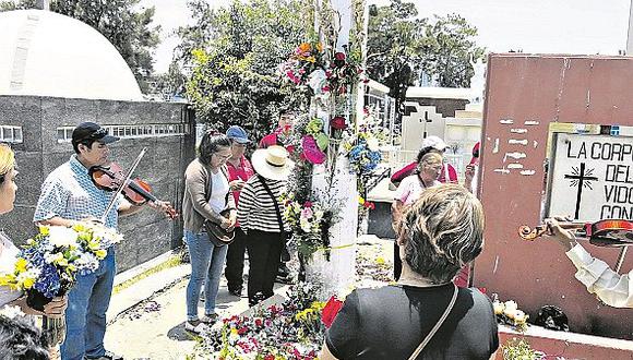 Masiva visita al cementerio en Chimbote