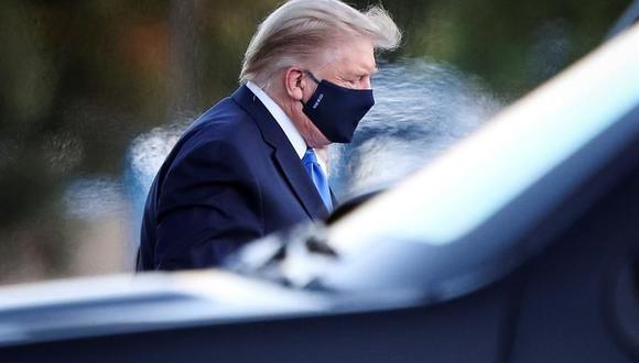 El presidente de Estados Unidos, Donald Trump, sale de Marine One mientras llega al hospital Walter Reed en Bethesda, Maryland, el 2 de octubre de 2020 tras dar positivo a coronavirus Covid-19. (EFE / EPA / Oliver Contreras).