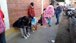 Tacna: Personas duermen en la vereda de hospital para conseguir una cita (VIDEO)