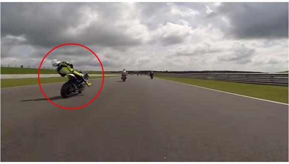 YouTube: Motociclista sufre desmayo en plena carrera y protagoniza brutal accidente [VIDEO]
