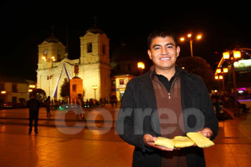 Alcalde más joven: "Vendiendo tamales salimos adelante"